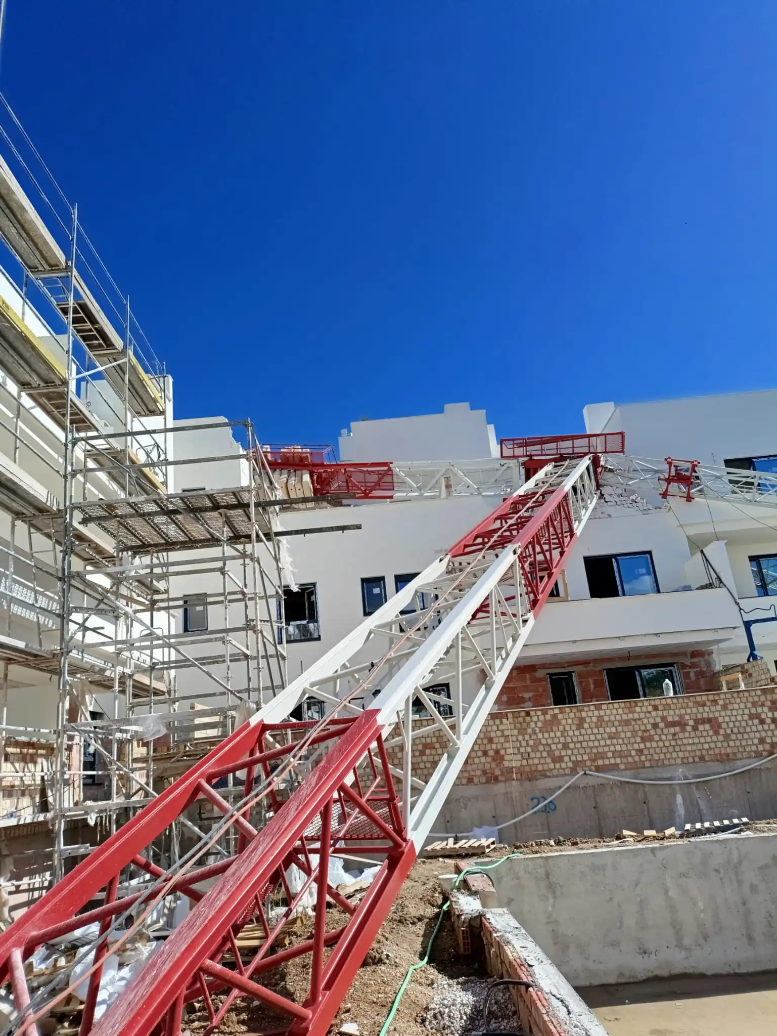 grua accidentada en un edificio